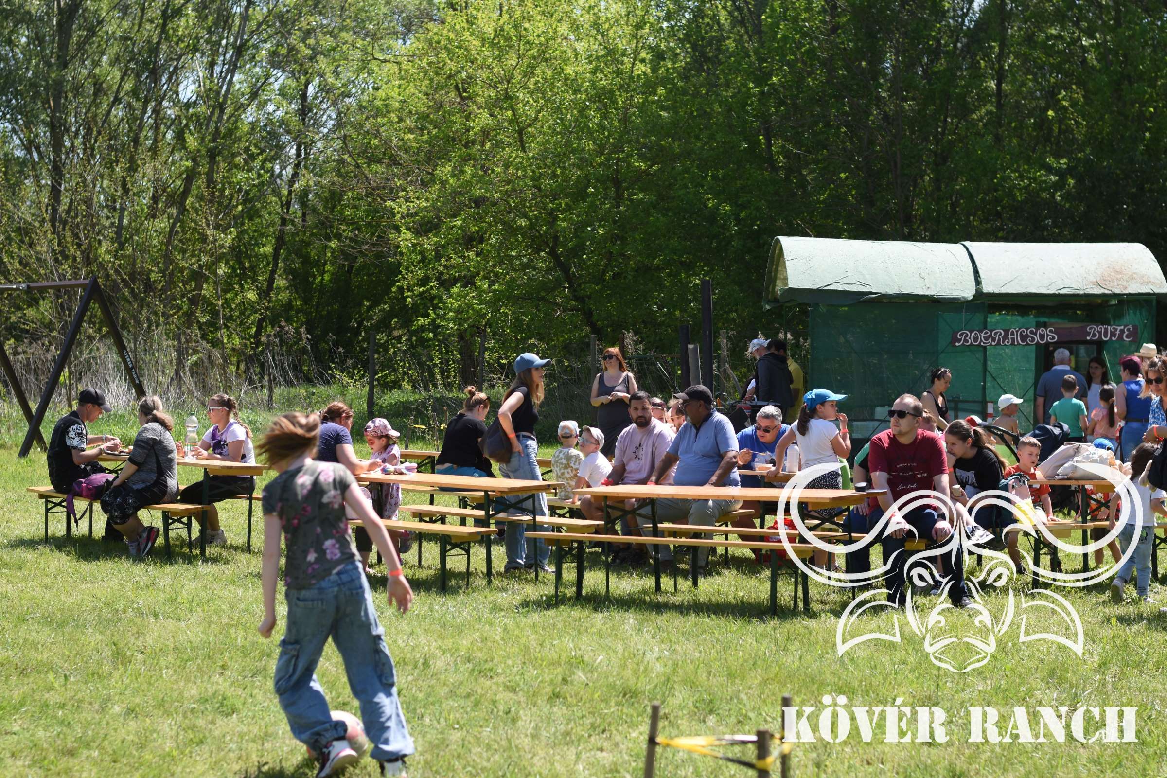 KÖVÉR RANCH-on készült, MAJÁLIS-i rendezvényen alatt, programokat, vendégeket, családokat, állatokat tartalmazó kép